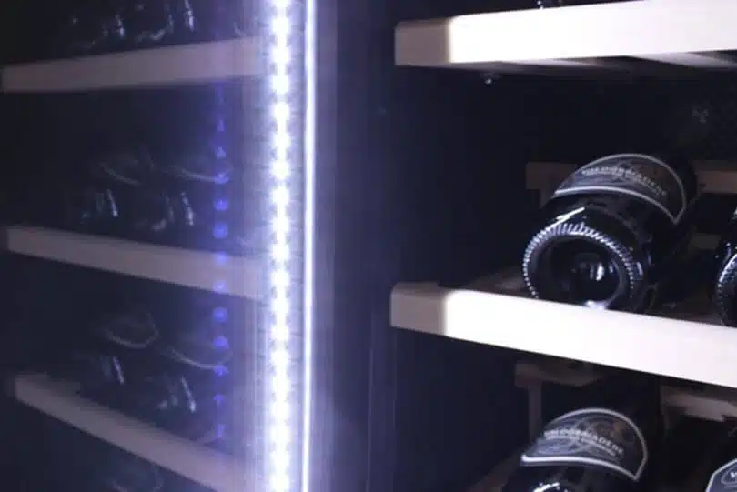 Cantinetta vino Wine 38 con ripiani in legno, led di serie superiore e  vetri fumè
