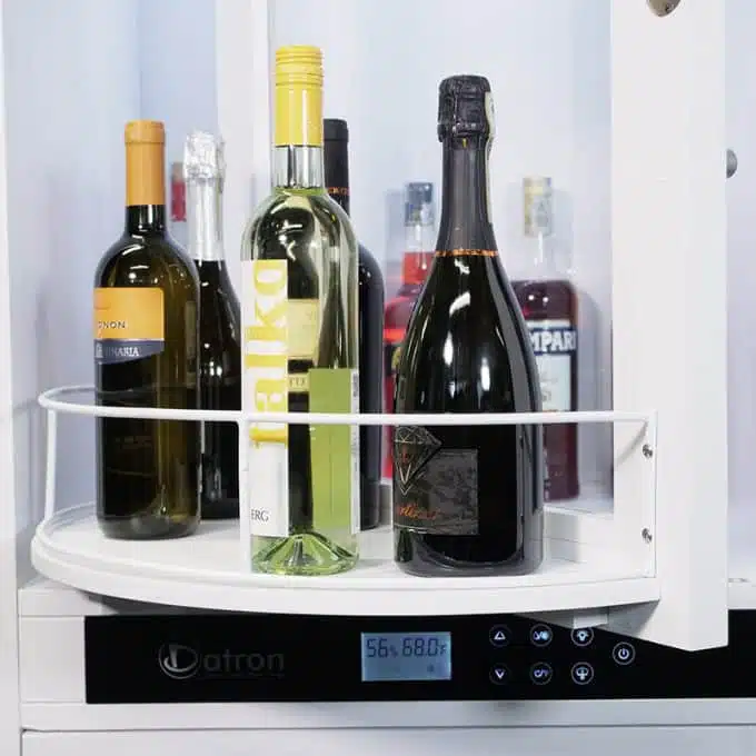 Weinkühlschrank aus Holz mit Weinglasregal und drehbarem Flaschenhalter