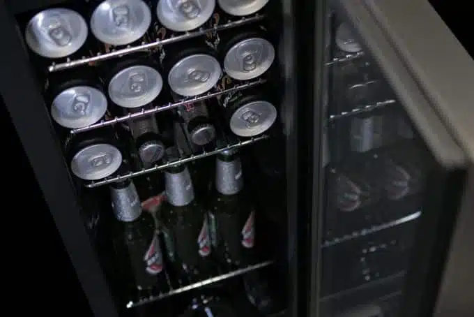 Kühlschrank 21 Bier- und Getränkeflaschen, einbaubar und freistehend
