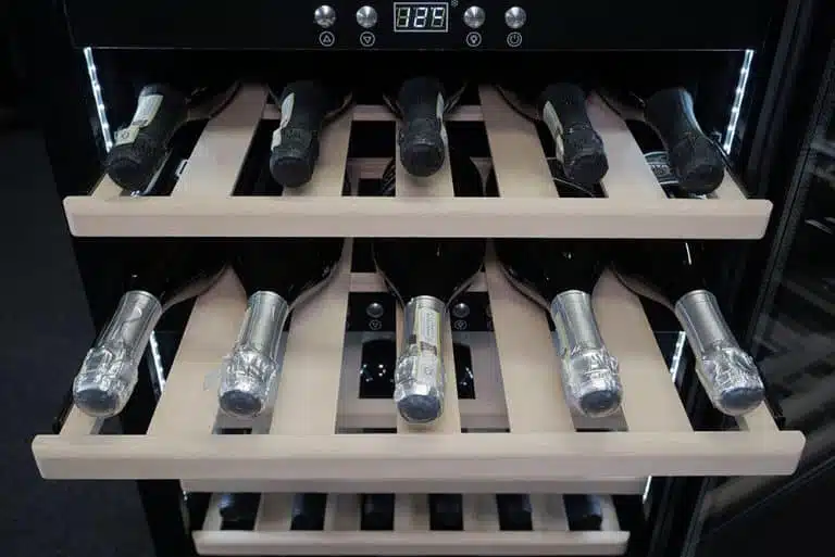 datron_vini_italy_cantinetta_frigo_vino_40_bottiglie_doppia_temperatura_incasso_classe_a_black-02