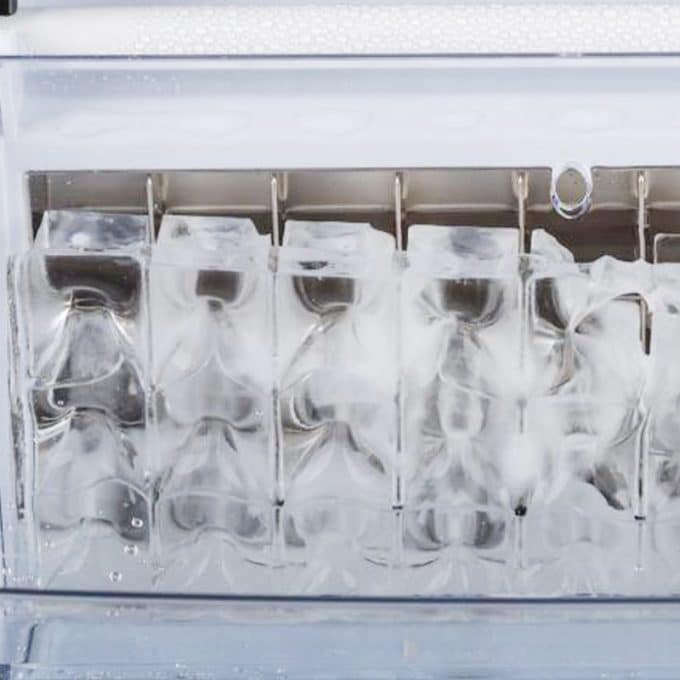 Eiswürfelmaschine mit Wasserzuleitung und quadratischen Eiswürfeln 90 kg