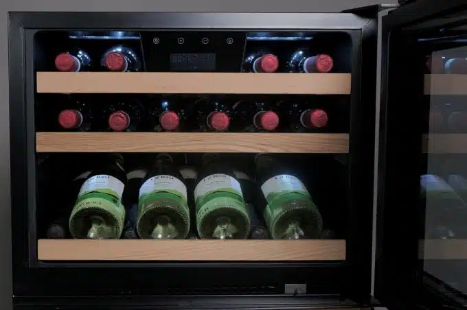 datron_club_cantinetta_frigo_vino_22_bottiglie_design_mono_temperatura_incasso_wncjc56a-04
