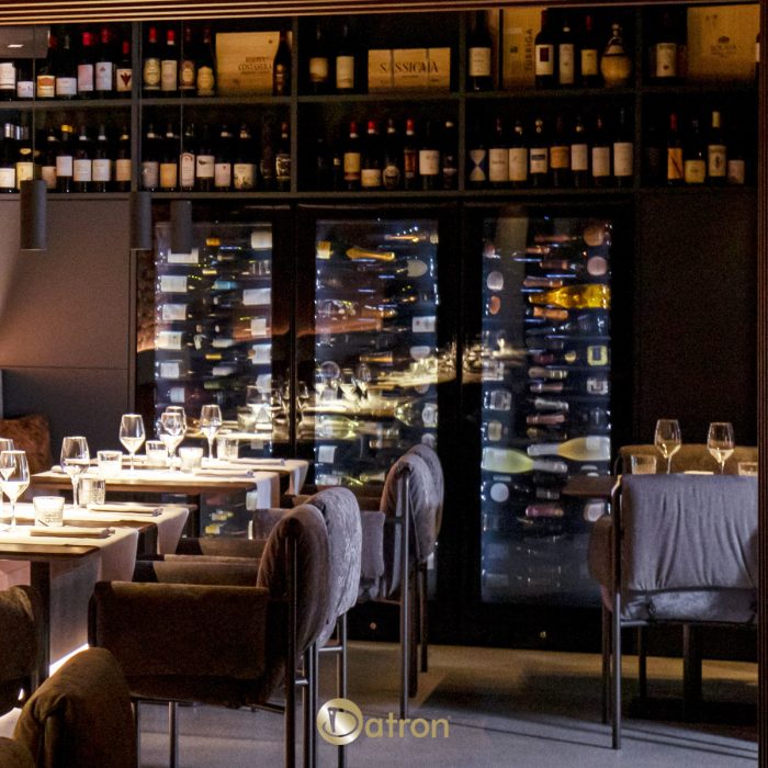 Dettaglio armadio cantina Datron con organizzazione delle bottiglie per uso professionale Horeca